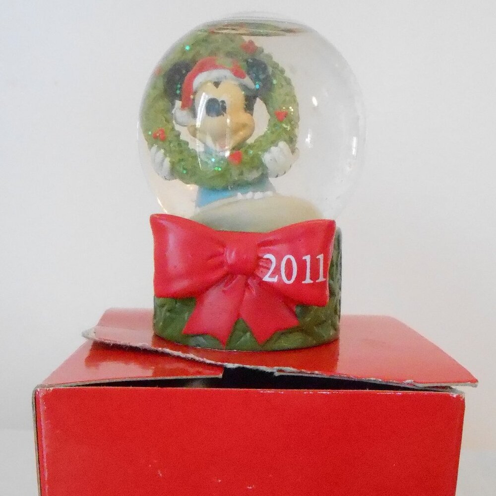 2011 Mickey Mouse Holding Christmas Wreath Snow Globe-Orig Box-Walt Disney